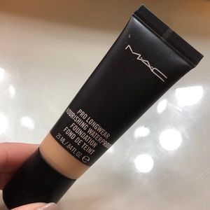 MAC Prolongwear Nourishing Waterproof Foundation